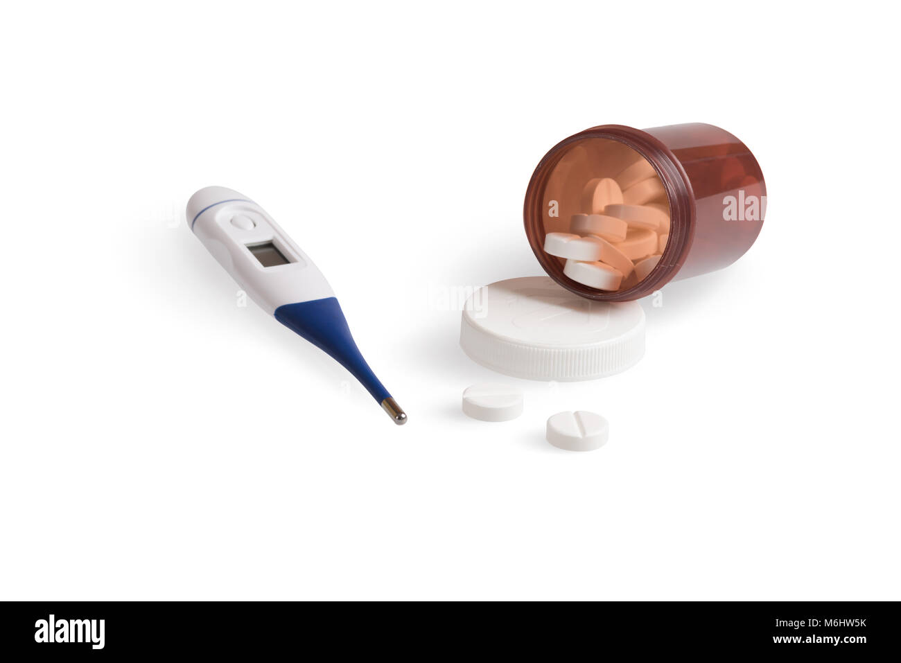 Eine geöffnete Flasche mit schmerzmitteln und ein Thermometer auf einem weißen Hintergrund. Stockfoto