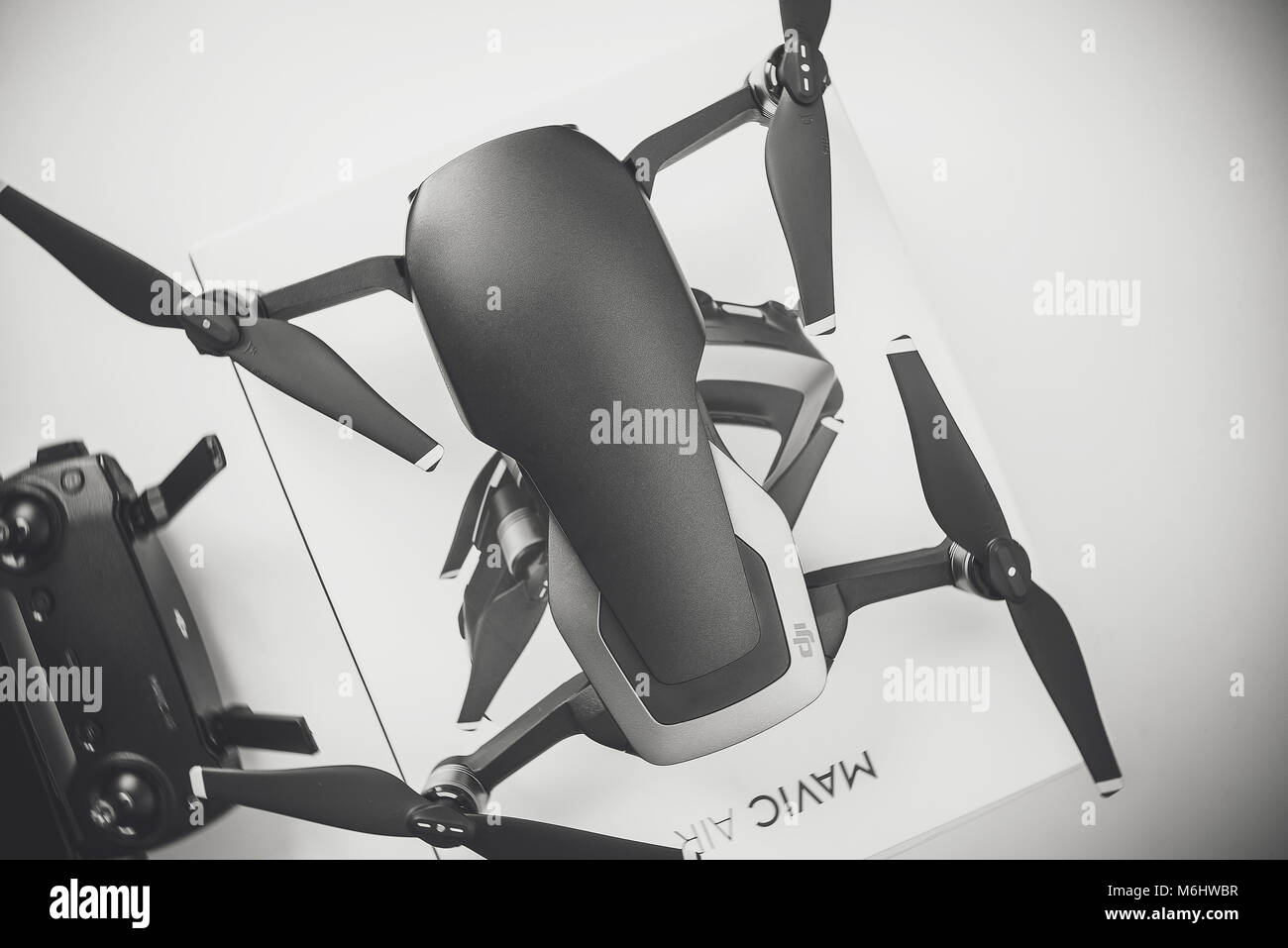 KAUNAS, Litauen - 03. MÄRZ 2018: Unboxing neuesten DJI Mavic Luft drone Stockfoto