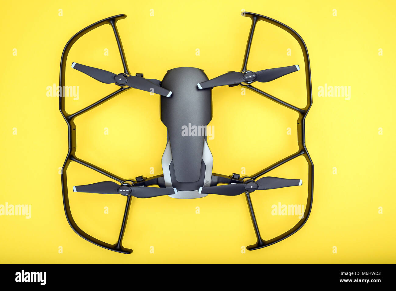 KAUNAS, Litauen - 03. MÄRZ 2018: DJI Mavic Luft drone mit Propeller wachen, auf gelbem Hintergrund Stockfoto