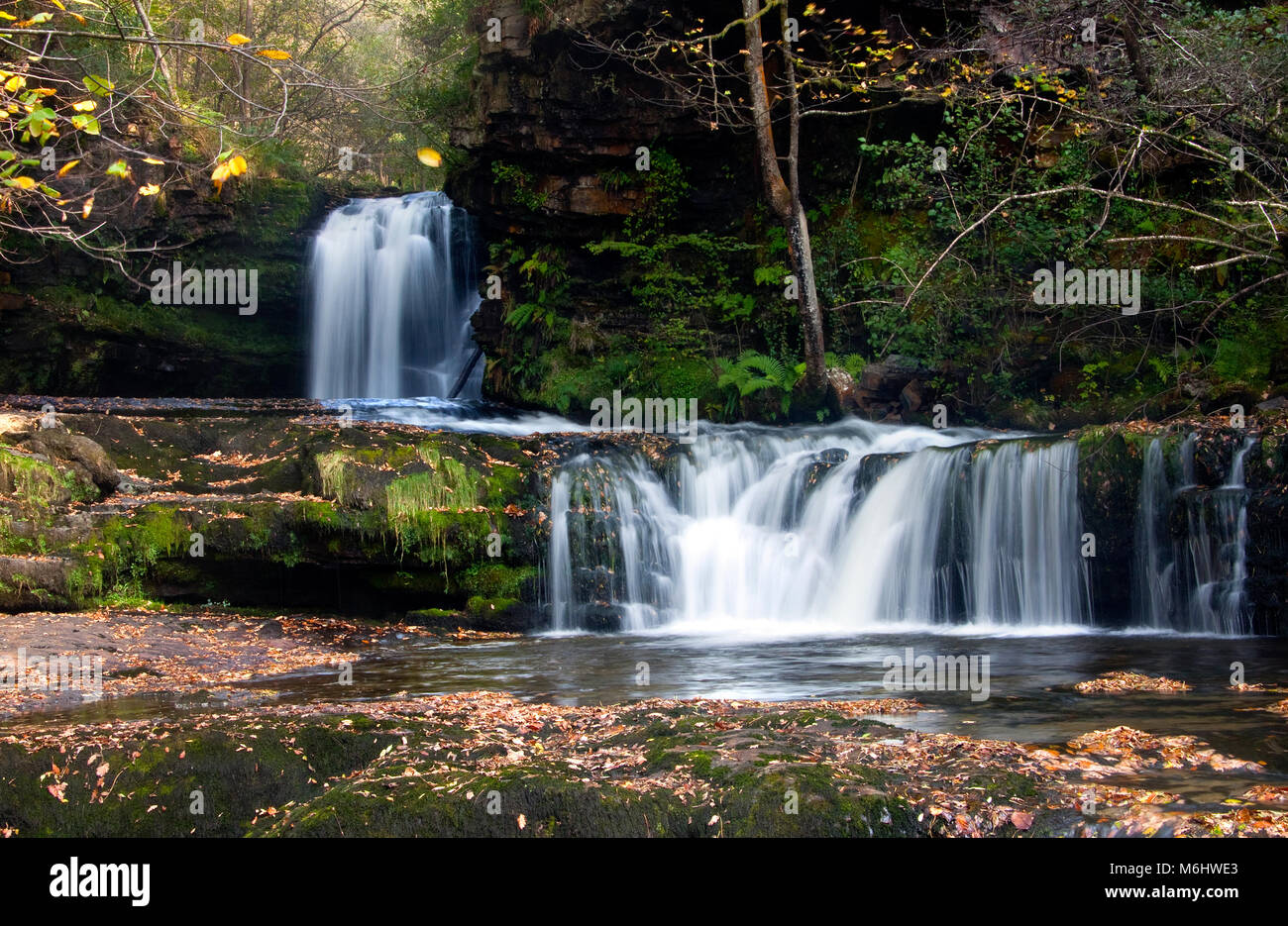 Sgwd Ddwli ISAF oder Lower Gushing Falls, Brecon Beacons National Park, South Wales, Großbritannien Stockfoto