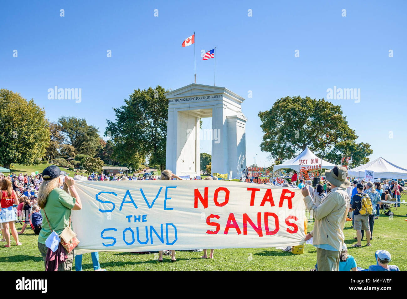 Nr. tar sands Banner am Klimawandel kennt keine Grenzen. Internationale Rallye in Kanada USA Friedensbogen Grenzübergang. Stockfoto