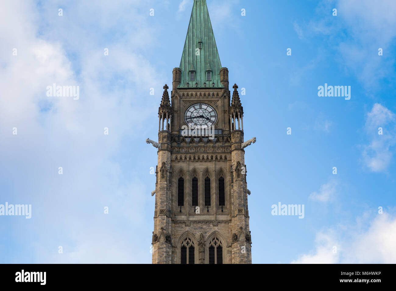 Die Peace Tower von Parliament Hill in Ottawa an einem sonnigen Wintertag Stockfoto