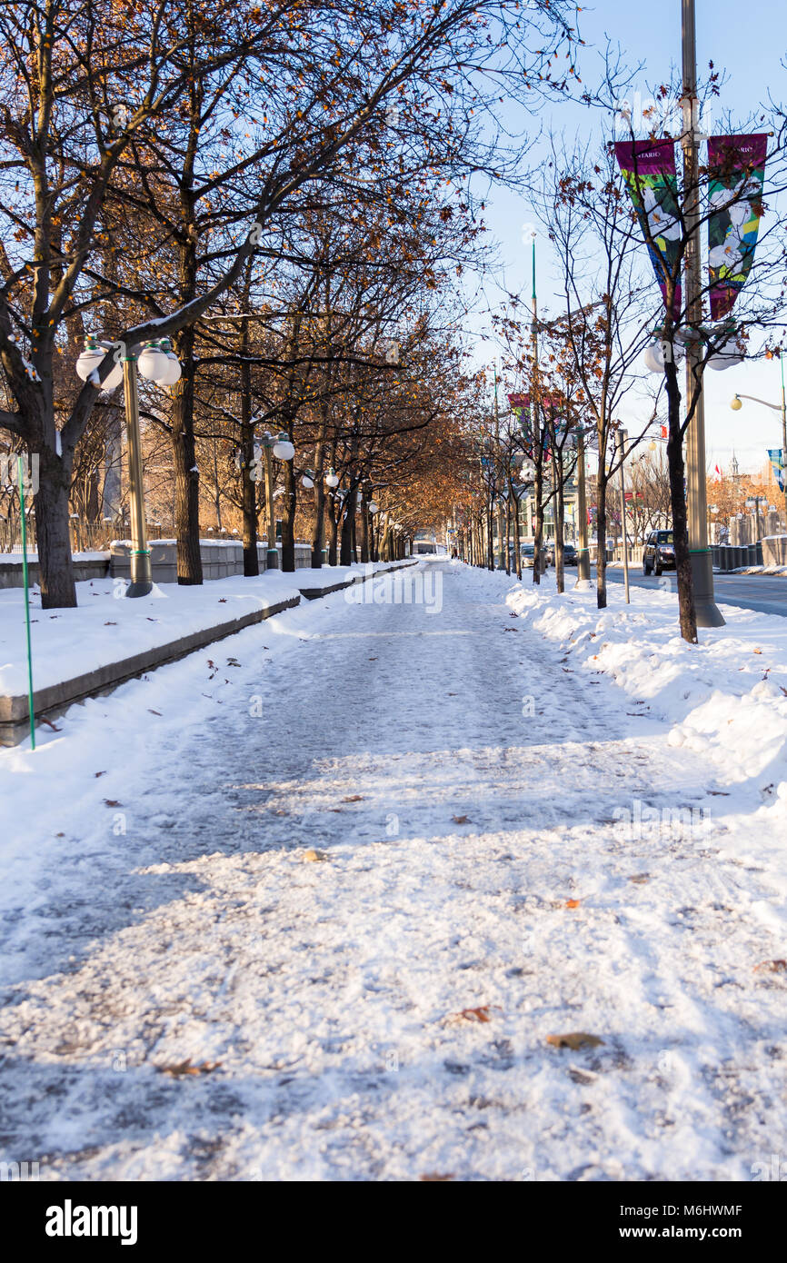 Entfernen von Schnee vom Bürgersteig mit einem Besen. Speicherplatz  kopieren Stockfotografie - Alamy