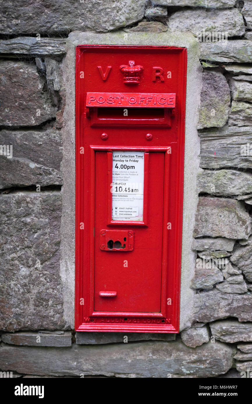 Rot Deutsch Post Box: Beispiel eines viktorianischen ära Royal Mail Post Box Cumbria Lake District März 2018 Stockfoto
