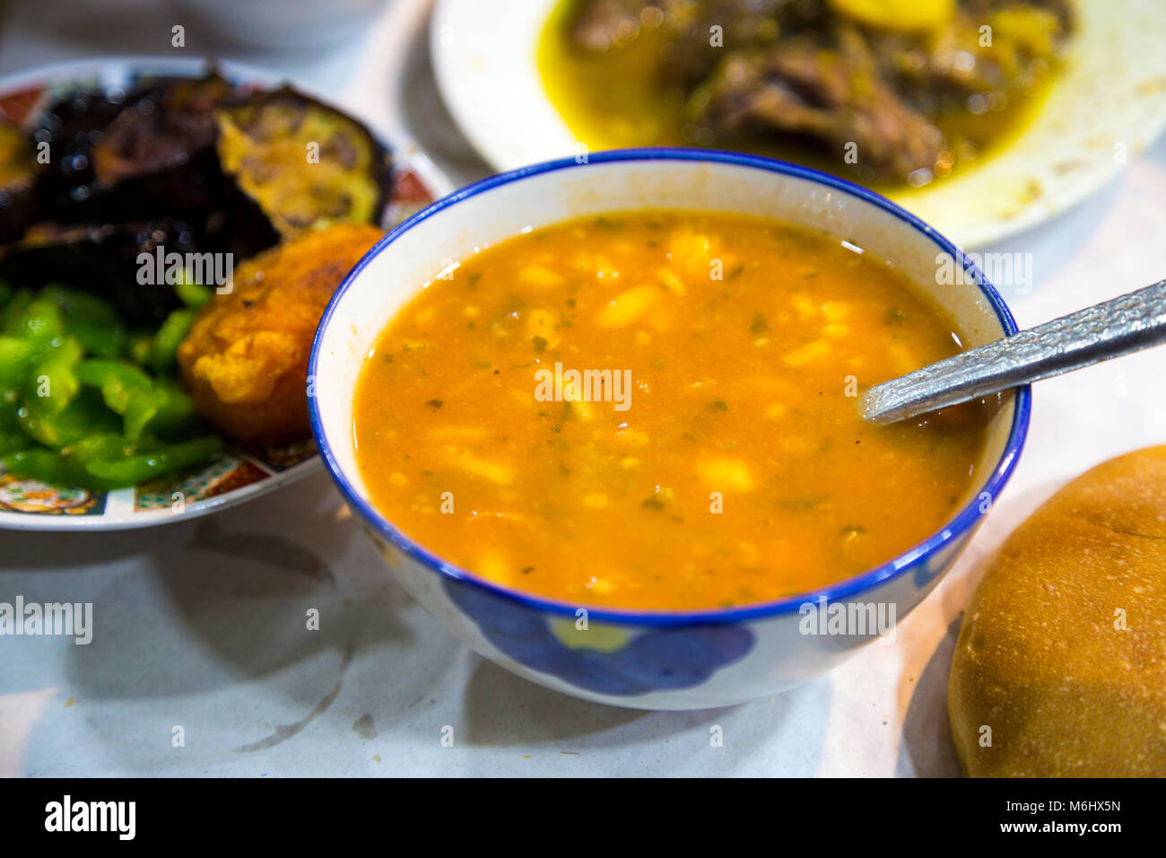 Authentische marokkanische Harira Suppe in Jemaa el-Fnaa Markt, Marrakesch, Marokko Stockfoto