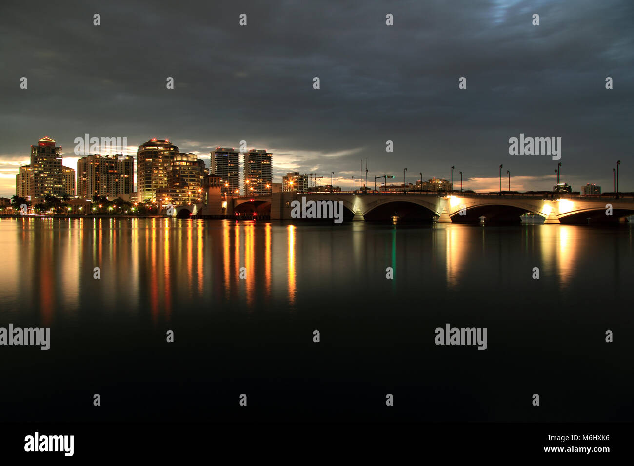 Die Stadt von West Palm Beach, wie hier vom Ufer des Palm Beach gesehen, ist einer der drei großen Städte im Süden von Florida Atlantikküste Stockfoto