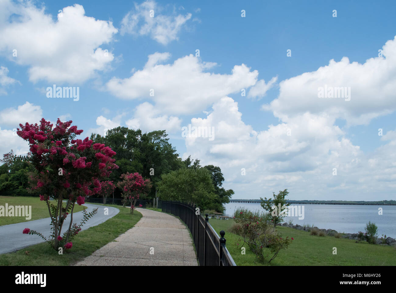 Schönen blauen Himmel - draußen am Trent River und Neuse River in New Bern North Carolina. Parks und historischen Downtown treffen das Wasser an einem sonnigen Stockfoto