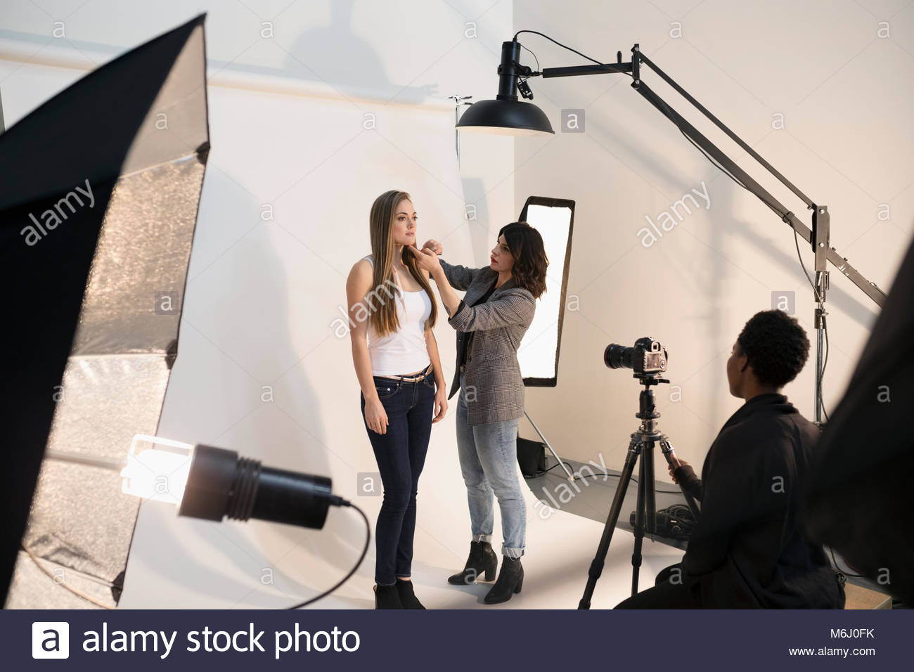 Weibliche Make-up-Artist, Make-up, Modell, die Vorbereitung für Fotoshooting im Studio Stockfoto