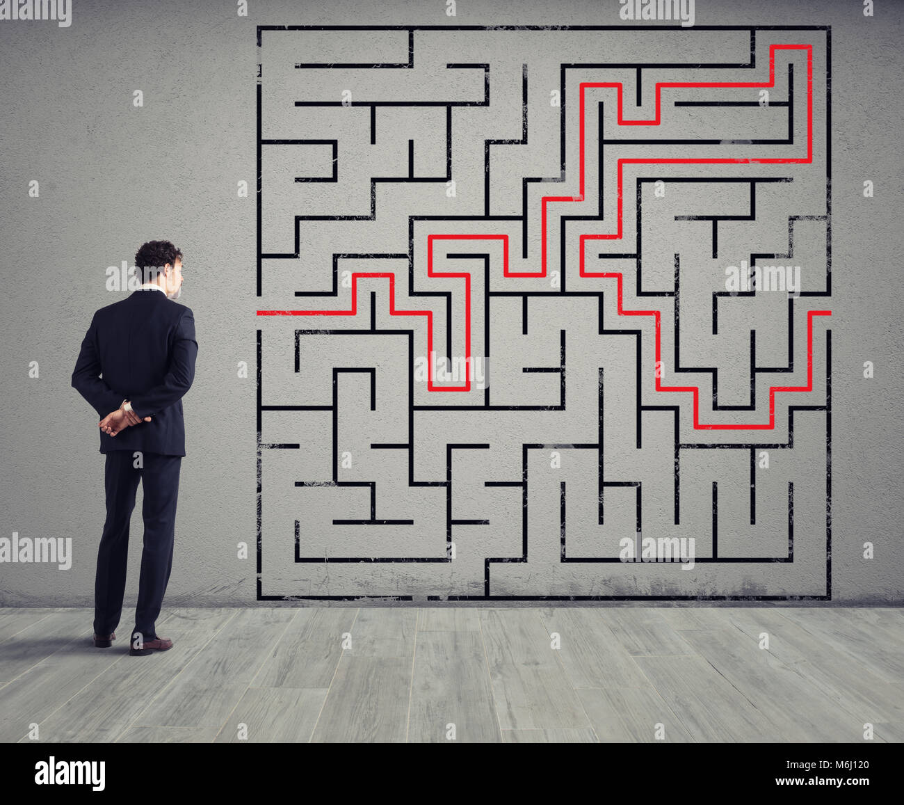 Geschäftsmann zeichnet die Lösung eines Labyrinths. Konzept der Problemlösung Stockfoto