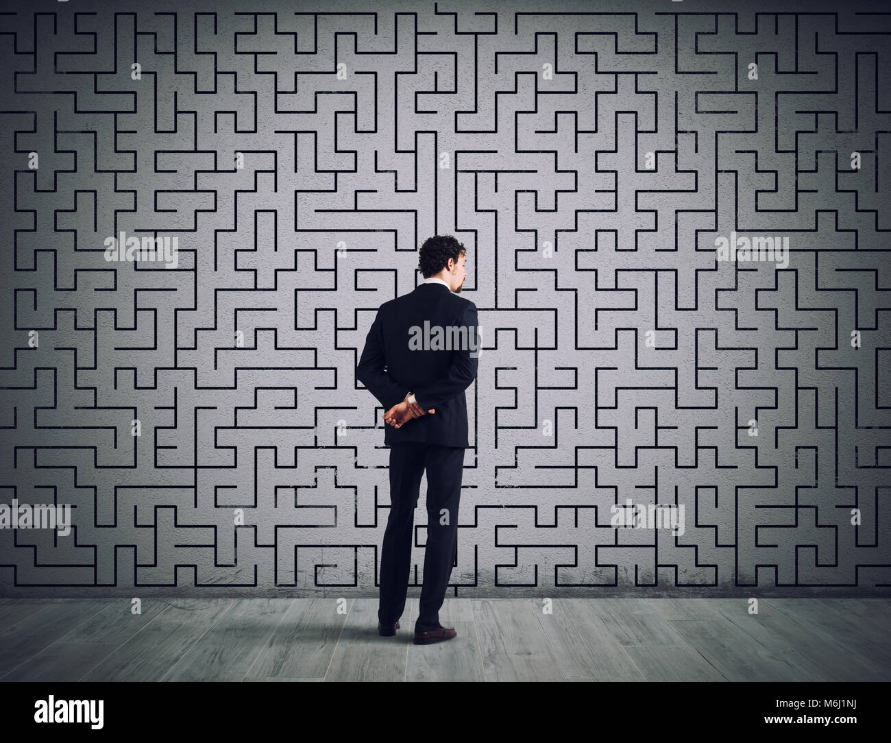 Geschäftsmann zeichnet die Lösung eines Labyrinths. Konzept der Problemlösung Stockfoto