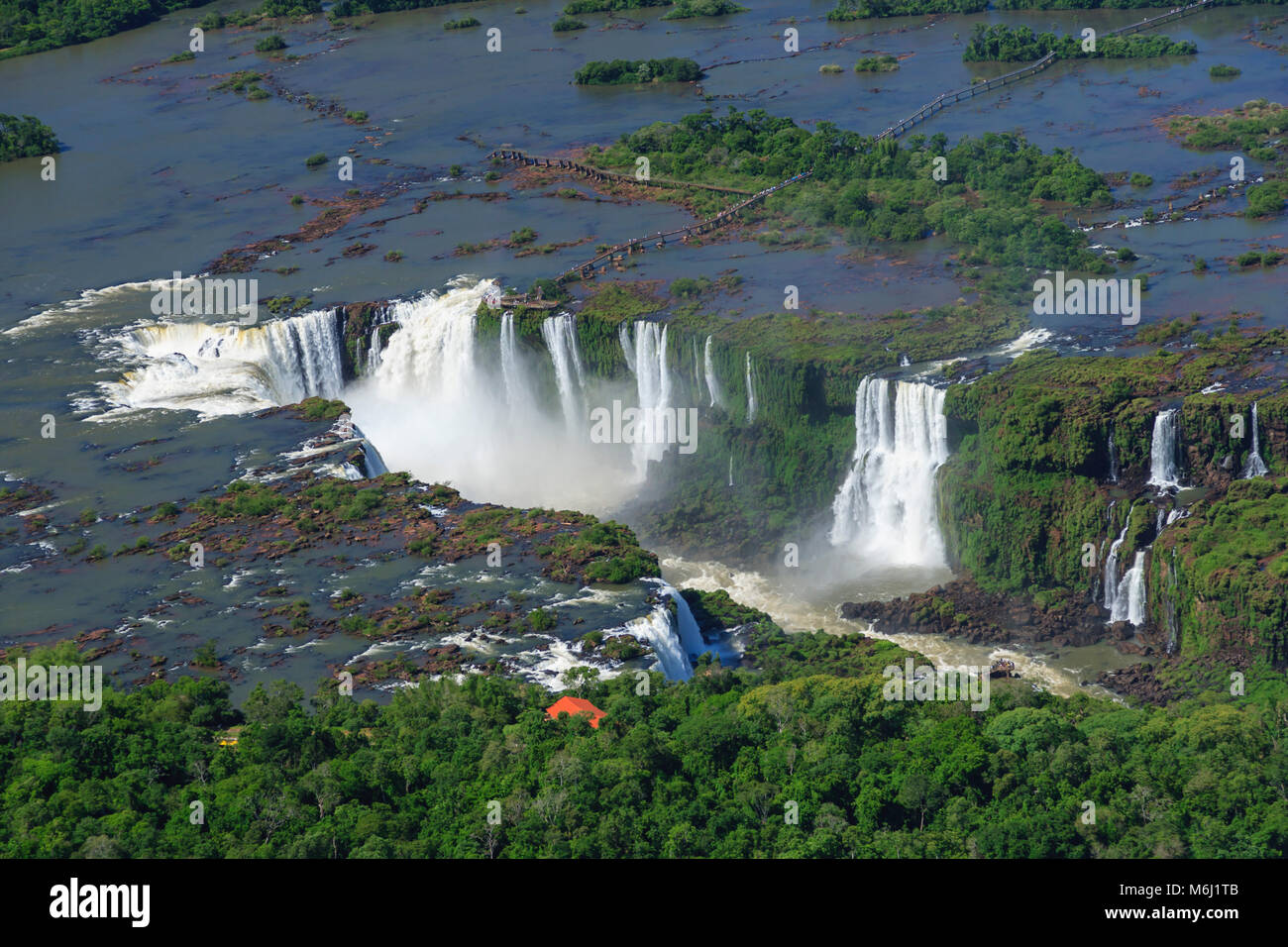 Antenne malerische Landschaft Iguazu Wasserfälle Wasserfälle an der Grenze zu Brasilien, Argentinien, Paraguay, UNESCO-Weltkulturerbe, berühmten Naturwunder Stockfoto