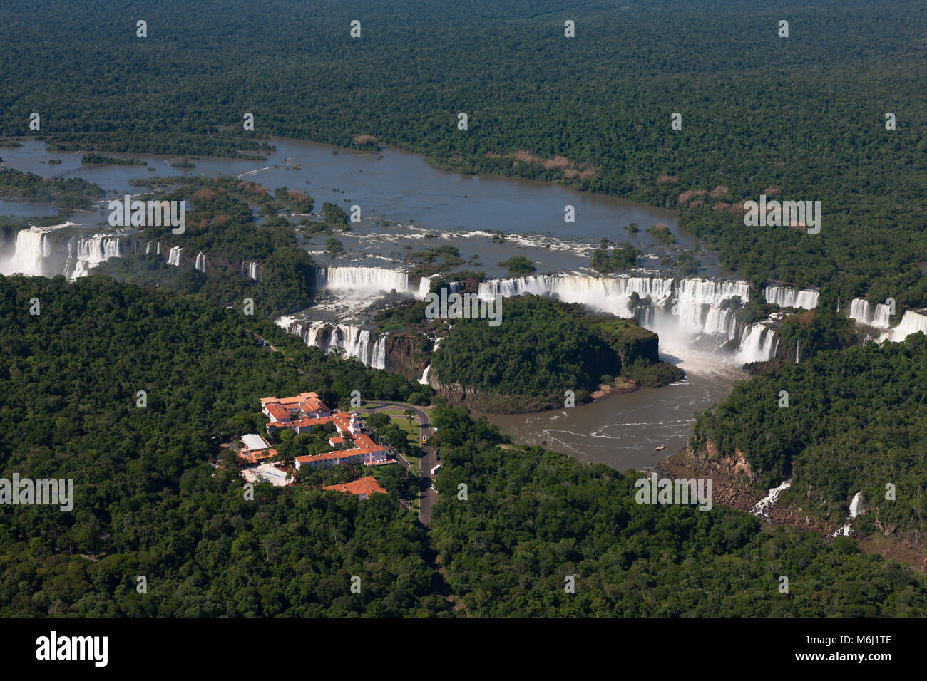 Antenne scenic Iguazu Wasserfälle Wasserfälle Grenze Brasilien, Argentinien, Paraguay UNESCO Weltnaturerbe Naturwunder der Welt, Belmond Hotel das Cataratas Stockfoto