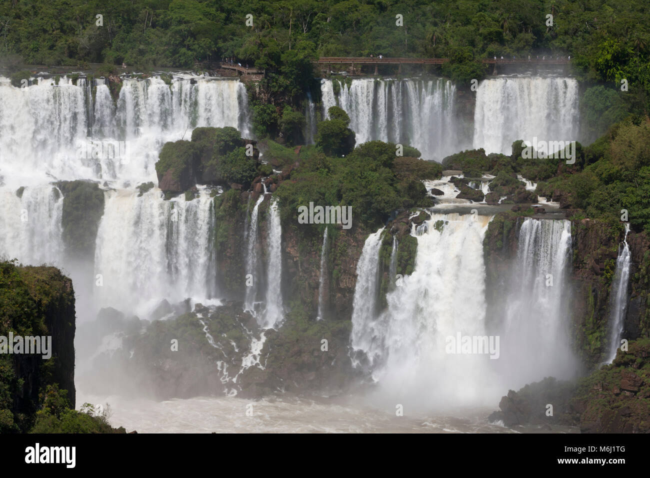 Pan Antenne malerische Landschaft Iguazu Wasserfälle Wasserfälle Argentinien, kleinen Menschen zu Fuß oben fällt, UNESCO-Weltkulturerbe, natürlichen Wunder der Welt Stockfoto