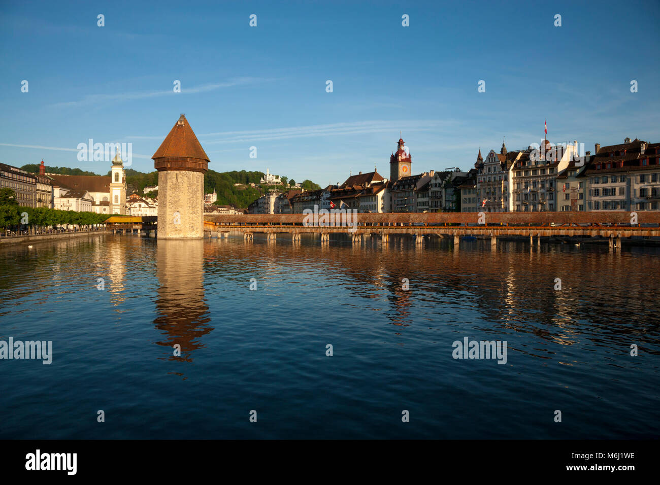 Schönes Licht auf mittelalterlichen Holz überdachte Brücke im See spiegeln, in der Innenstadt von Luzern Schweiz Gutsch hotel, Clock Tower, Masque, Geschäfte, blauer Himmel Stockfoto