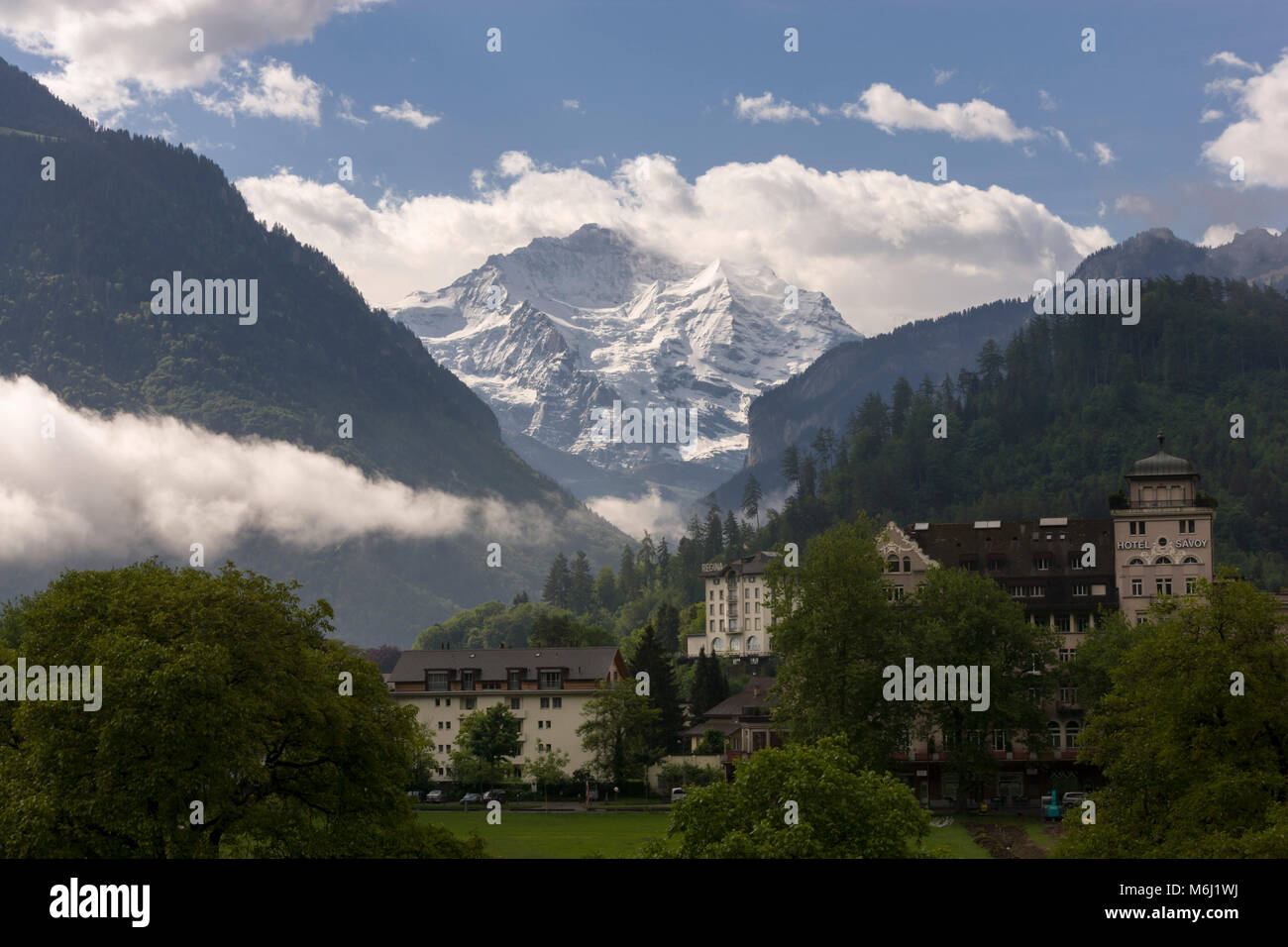 Schneebedeckte Jungfrau schweizer Alpen Interlaken Bern Schweiz Sommer blauer Himmel Wolken im Tal Lindner Grand Hotel Beau Rivage Resort Stockfoto