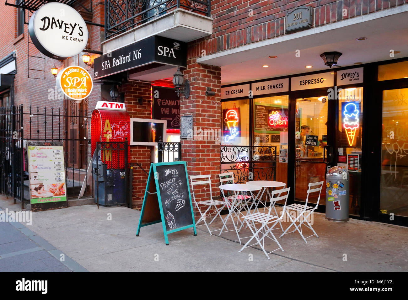 [Historisches Schaufenster] Davey's Ice Cream, 201 Bedford Ave, Brooklyn, NY. Außenfassade einer Eisdiele im Stadtteil Williamsburg Stockfoto