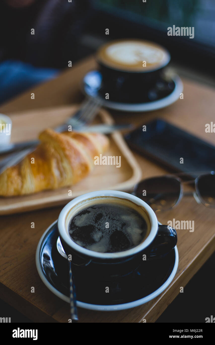 Schwarzen Kaffee in schwarzer Schale am Tisch im Café Stockfoto