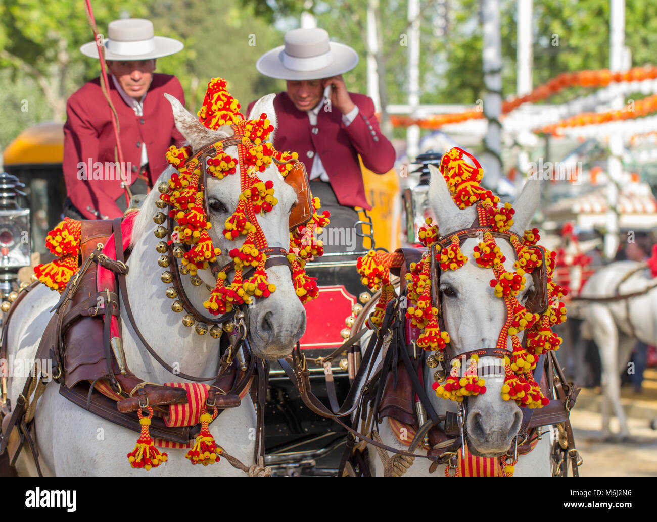 Sevilla, Spanien - April, 2014: Die Menschen in traditionellen Kostümen reiten Pferde auf Messe, April, 2014 in Sevilla, Spanien Stockfoto