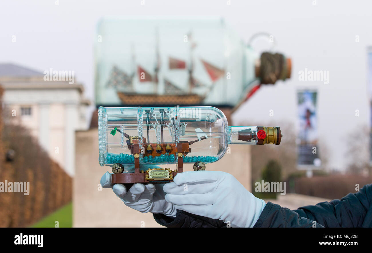 Neue LEGO Ideen: Schiff in der Flasche neben größte Schiff der britischen  in einer Flasche - Yinka Shonibare, MBE Replik von Nelson HMS Victory - in  der ständigen Ausstellung im National Maritime