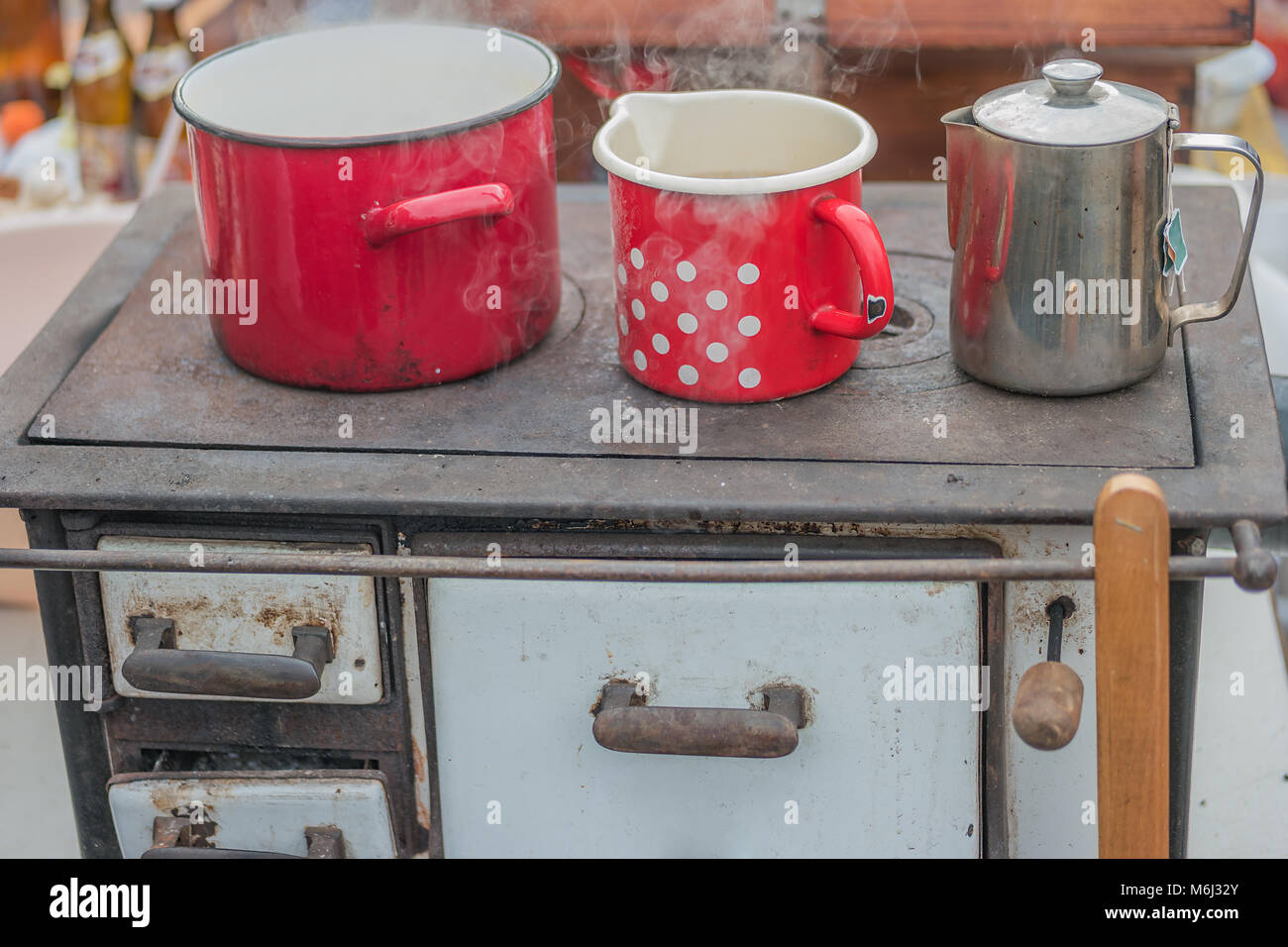 Kochen Gerichte und Heizung Wasser auf retro Holz betriebene Herd, flachen Fokus Stockfoto