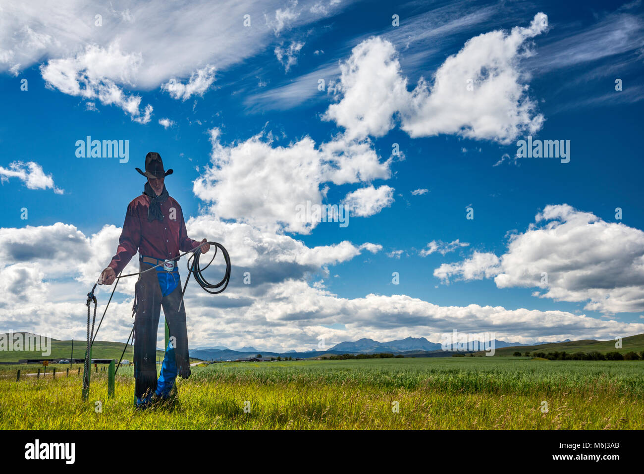 Cowboy metal Silhouette in der Nähe von Bar U Ranch National Historic Site in den Ausläufern der Rocky Mountains, in der Ferne, in der Nähe von Longview, Alberta, Kanada Stockfoto