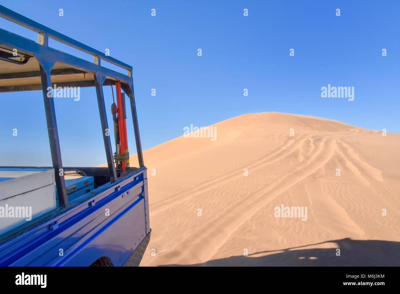 Teil eines Geländewagens in den Sanddünen in der Nähe der Küstenstädte Swakopmund und Walvisbay am Atlantik in Namibia Südafrika Stockfoto
