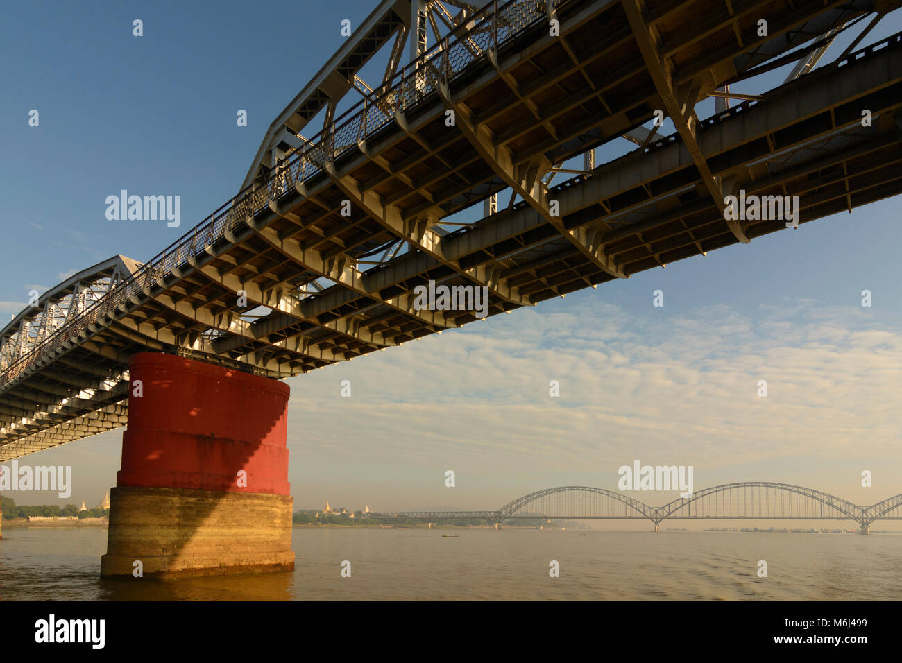Sagaing: Irrawaddy (Ayeyarwady) River, Alte Inwa Brücke und Neue Brücke, Region, Mandalay, Myanmar (Birma) Stockfoto