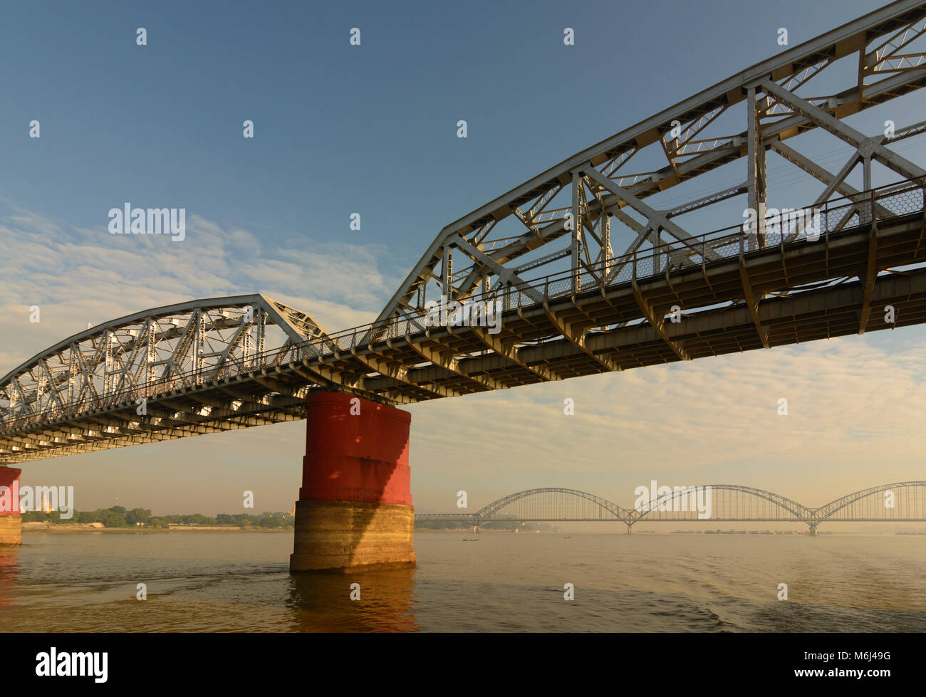 Sagaing: Irrawaddy (Ayeyarwady) River, Alte Inwa Brücke und Neue Brücke, Region, Mandalay, Myanmar (Birma) Stockfoto