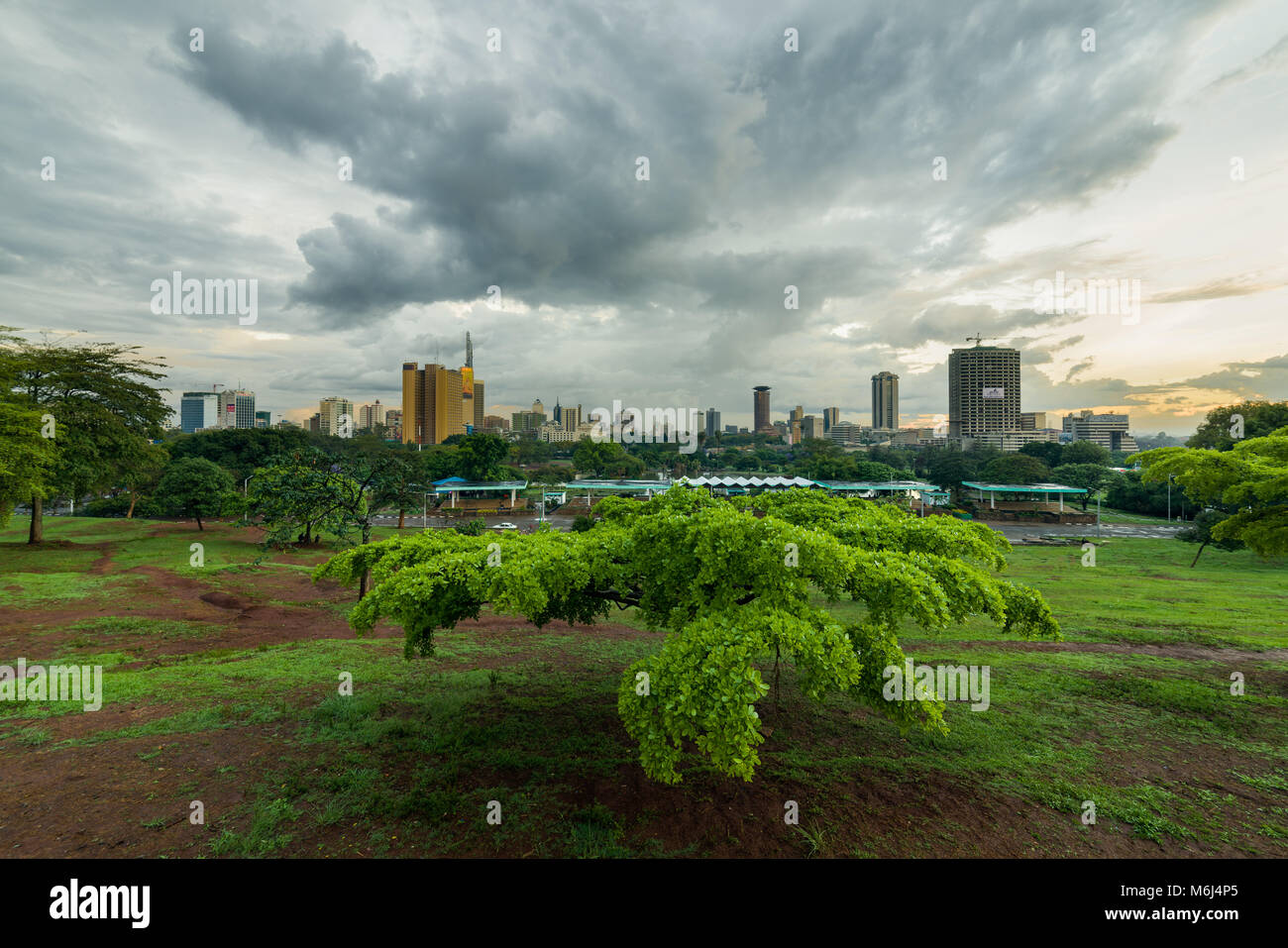 Nairobi Stadtbild Skyline von Uhuru Park mit einem großen Sturm über der Stadt, Kenia Stockfoto