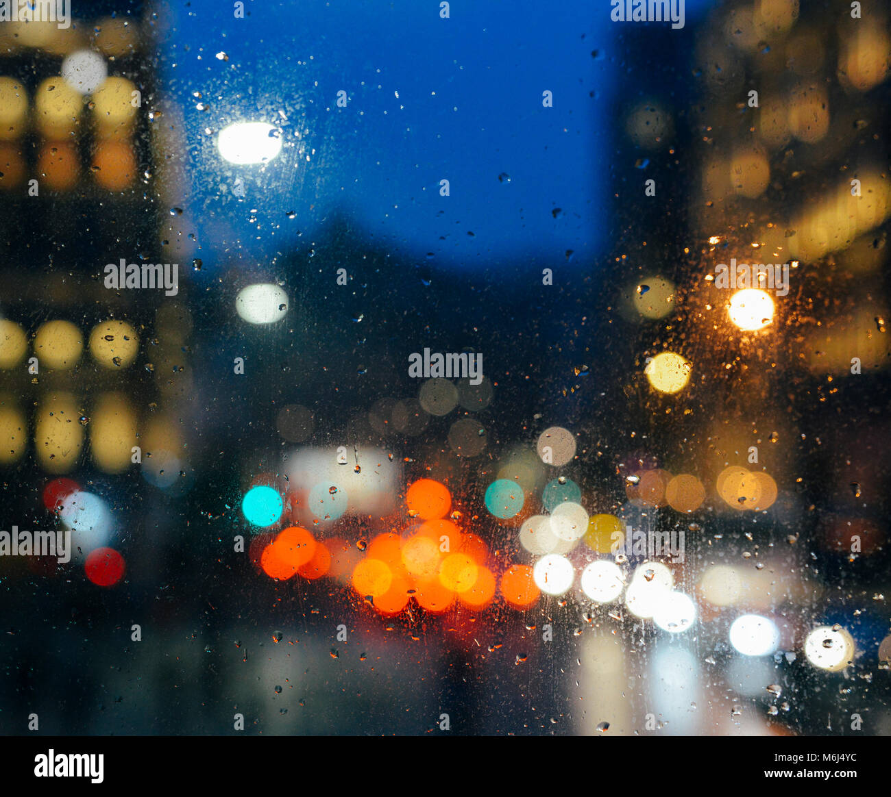 Emotionale romantisch Abstrakt Hintergrund mit Defokussierten Lichter in London bokeh, UK hinter Regen fällt in Fensterglas, konzentrieren sich auf wenige Tropfen aufgrund der geringen Tiefenschärfe Stockfoto