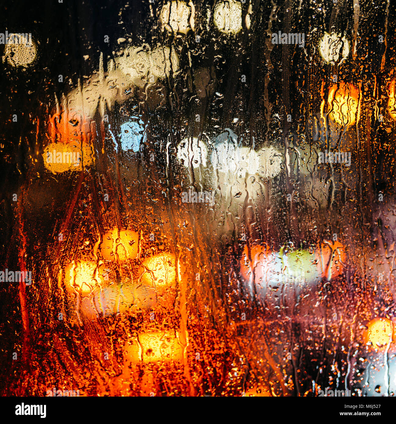 Emotionale romantisch Abstrakt Hintergrund mit Defokussierten Lichter in London bokeh, UK hinter Regen fällt in Fensterglas, konzentrieren sich auf wenige Tropfen aufgrund der geringen Tiefenschärfe Stockfoto