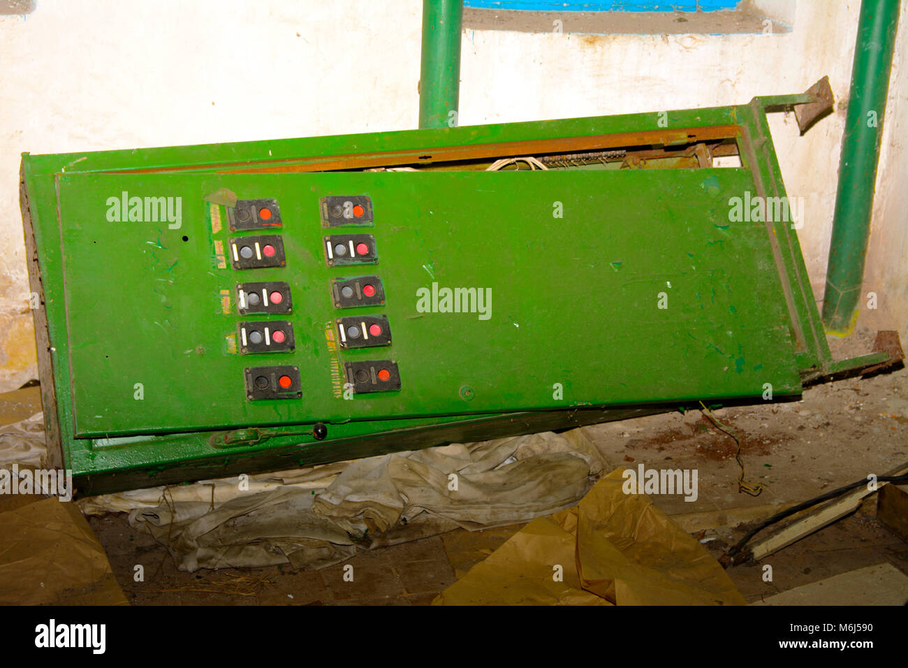 Alte zerlegt und rostige Schalttafel Montage auf einer verlassenen und zerstörten Fabrik vor dem Hintergrund des Chaos. Zerstörung und Vandalismus. Ukrai Stockfoto