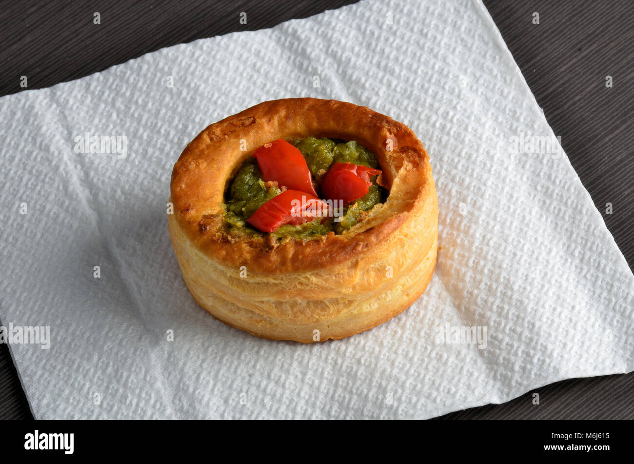 Vol-au-vent mit Pilzen und Huhn, auf weißem Papier Stockfoto