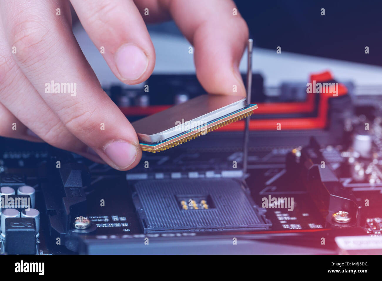 Installation von modernen Prozessor CPU-Sockel auf dem motherboard Stockfoto