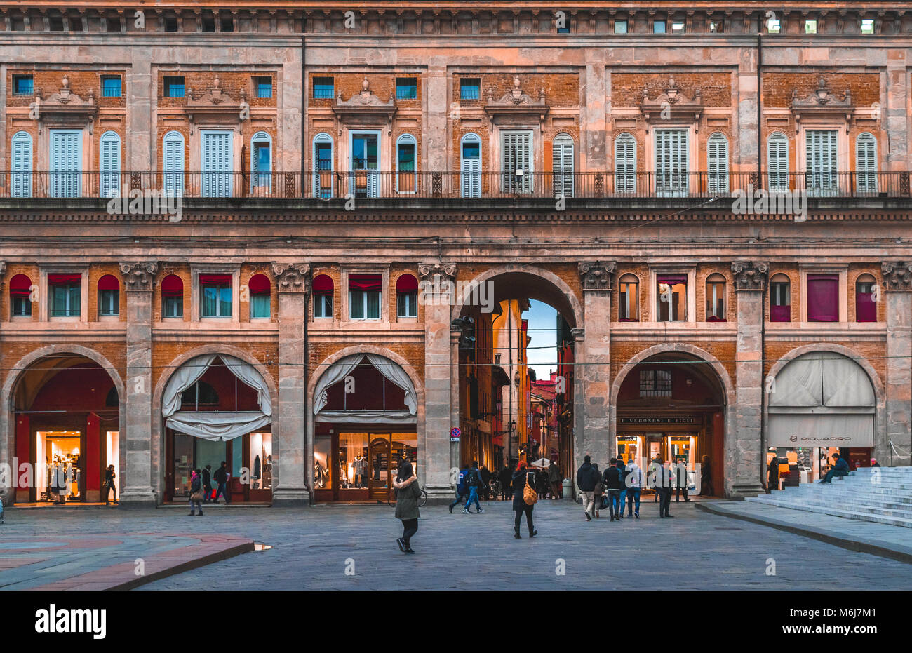 BOLOGNA, Italien - 17 Februar 2016: unbekannte Menschen zu Fuß auf der Piazza Maggiore, Bologna, Italien Stockfoto