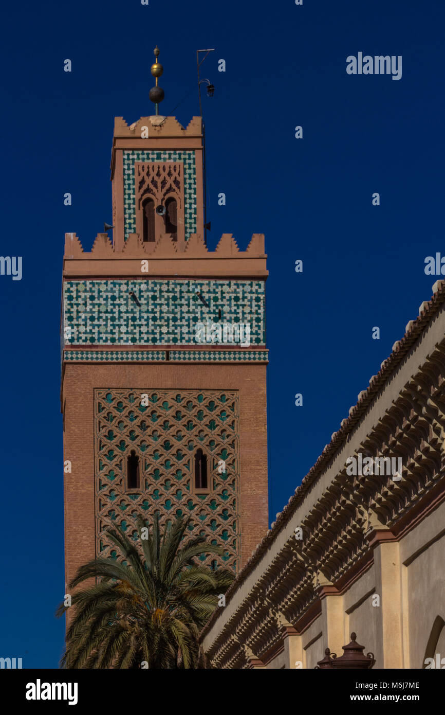 Das Minarett des Kasbah Moschee, mit Zinnen über eine Reihe von Konsolen und Muster Motiv suchen Stockfoto