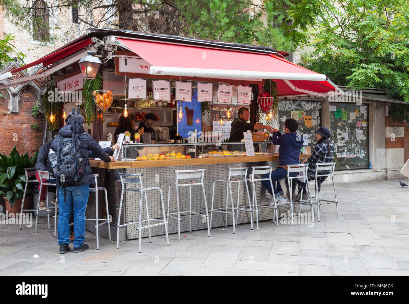 Gesunde Ernährung an der Frulala frisches Obst Stall in der Strada Nova, Cannaregio, Venice, Italien mit einer Vielzahl von Getränken und Lebensmitteln auf frischem Obst basieren Stockfoto