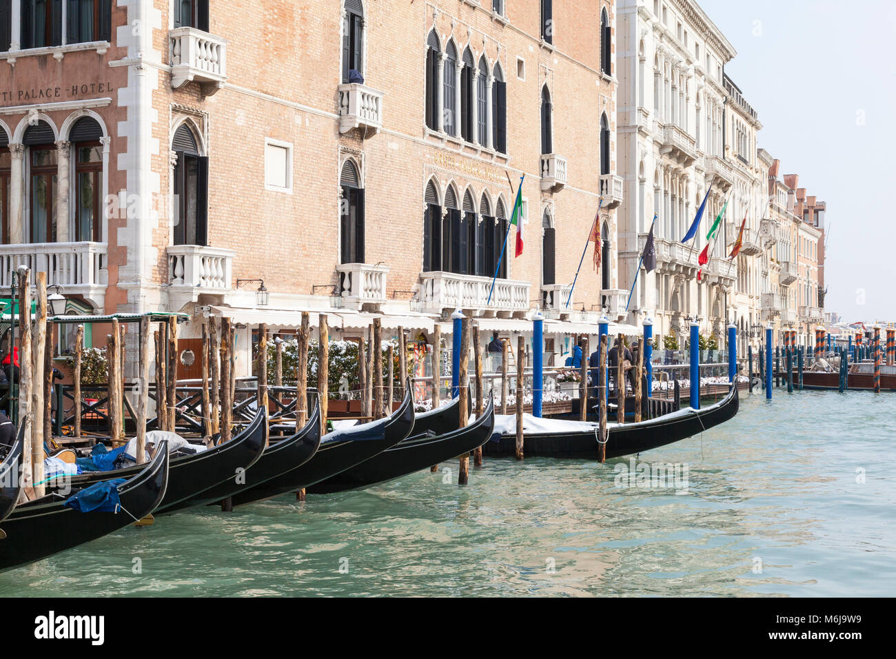 Schnee bedeckt Gondeln an Santa Maria del Giglio auf dem Canal Grande, Venedig, Venetien, Italien, während die Sibirische Wetter vorne im Januar in einem kalten Win Stockfoto