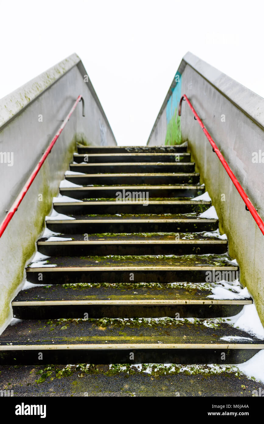 Leere Fußgängerzone Metal Bridge erhöhten Laufsteg über britische Eisenbahn. Stockfoto