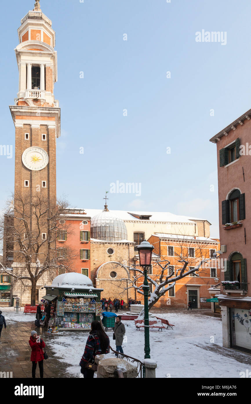 Campo dei Santi Apostoli und Zum vielfältigen Angebot an dei Santi Apostoli, Cannaregio, Venice, Veneto, Italien im Winter Schnee von der Sibirischen Wetter vorne in mornin Stockfoto