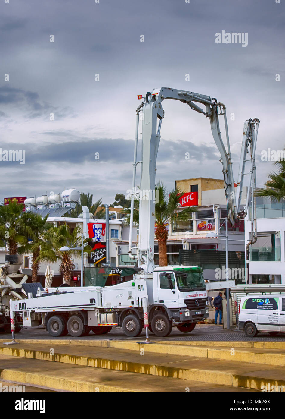 Paphos, Zypern - Dezember 20, 2013 Kran auto Arbeiten auf der Baustelle in der Nähe von KFC-Restaurant in Paphos Straße. Städtische Szene. Stockfoto
