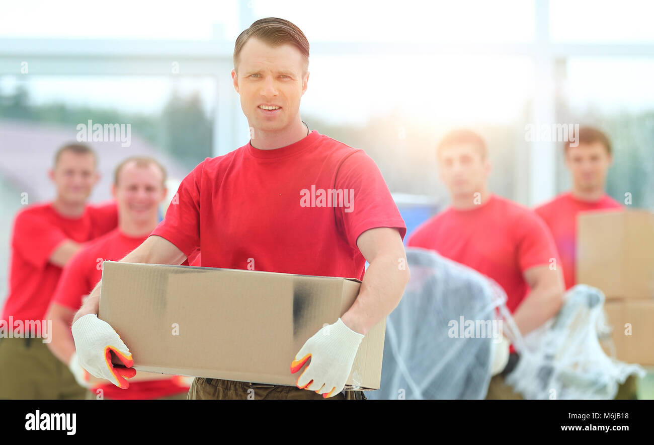 Meister und Arbeiter mit Boxen von Baustoffen Stockfoto