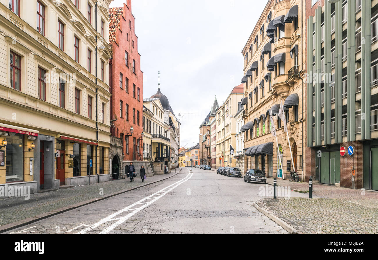 Malmö, Schweden - 23. OKTOBER 2016: Verschiedene Arten von architektonischen Strukturen im Zentrum von Malmö, Schweden. Stockfoto