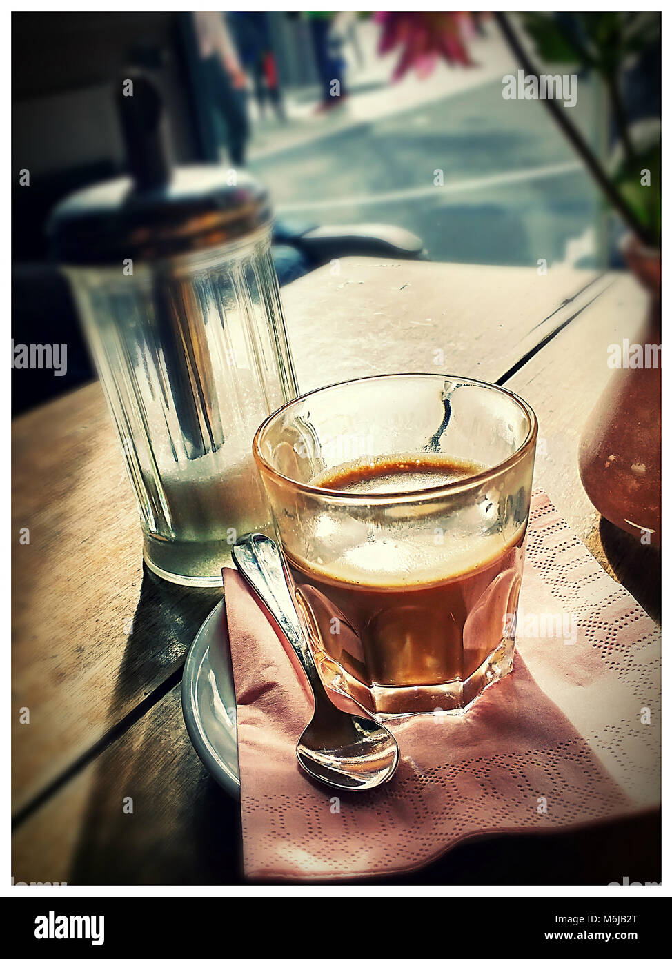 Tasse Kaffee an einem sonnigen Coffee House Stockfoto