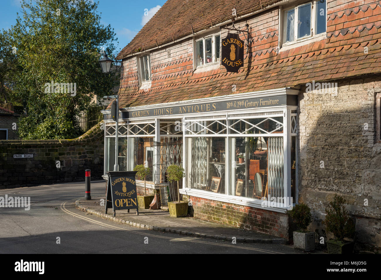 Petworth, West Sussex, England. Die Garden House Antiquitäten Shop in der Stadt. Stockfoto