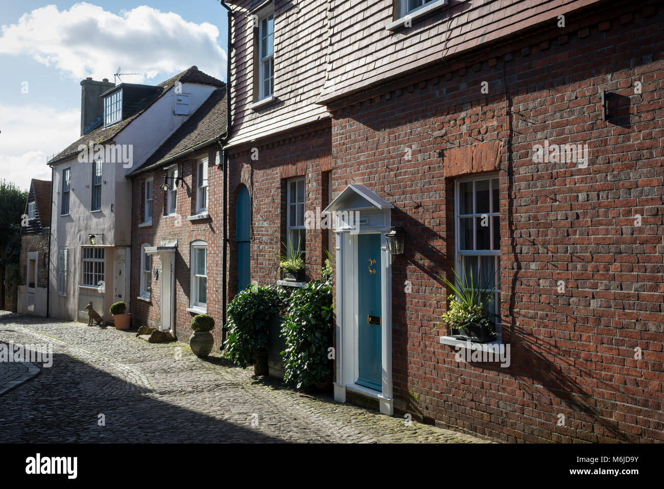 Petworth, West Sussex, England. Häuser entlang der Lombard Street, eine Straße mit Kopfsteinpflaster in der malerischen Stadt. Stockfoto