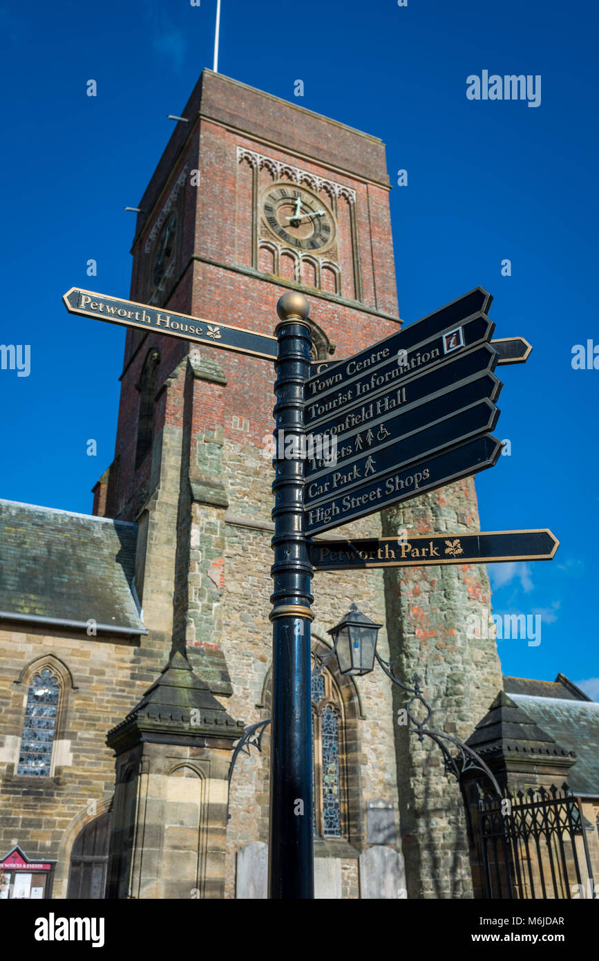 Petworth, West Sussex, England. Ein straßenschild vor der Pfarrkirche St. Maria, der Jungfrau, ist in der kleinen Stadt. Stockfoto