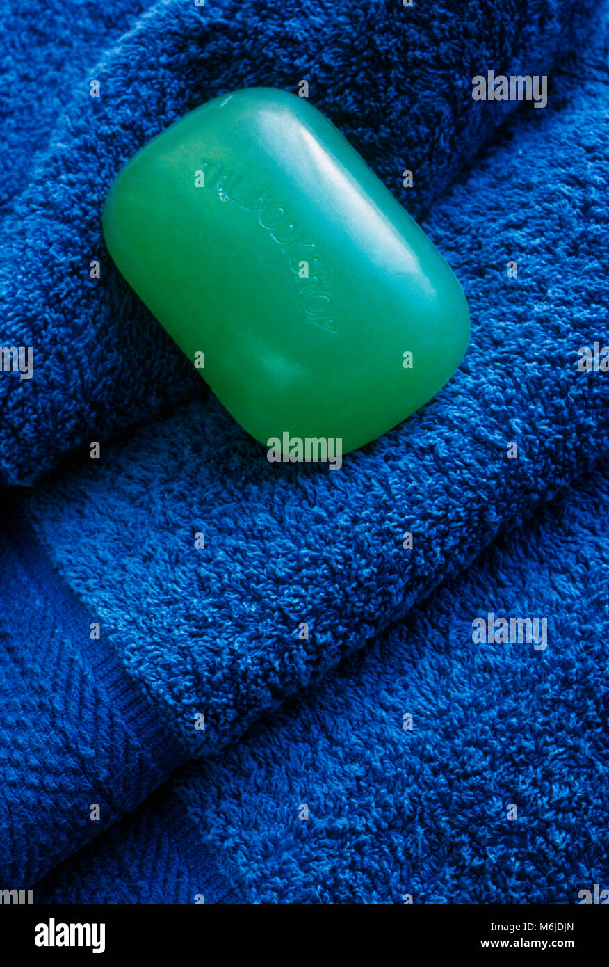 Grüne Balken von Body Shop Glycerin Seife auf Blau Handtuch Stockfoto