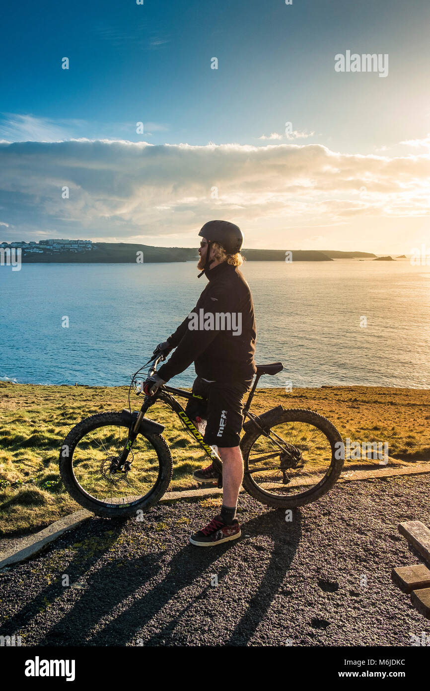 Ein Mountainbiker sich auf den Towan Kopf in Newquay Cornwall. Stockfoto