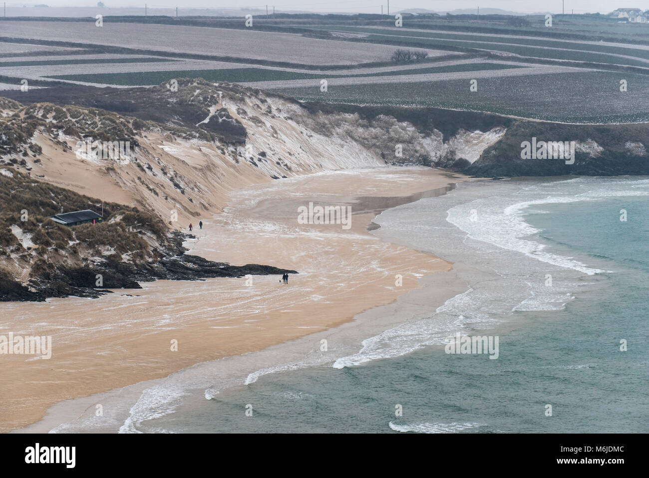 UK Wetter Schnee an der Küste von Cornwall. Stockfoto